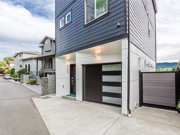 3rd image of 4265 E Lake Sammamish Shore Ln SE