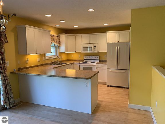 2nd image of 3865 Driftwood Dr