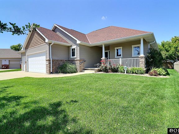 2nd image of 3122 Applewood Dr