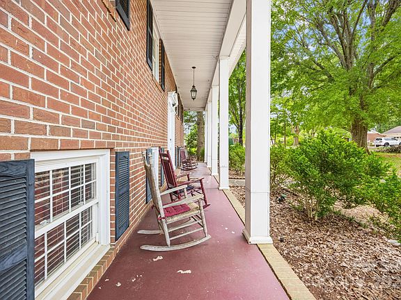 5th image of 2535 Shaw Ave