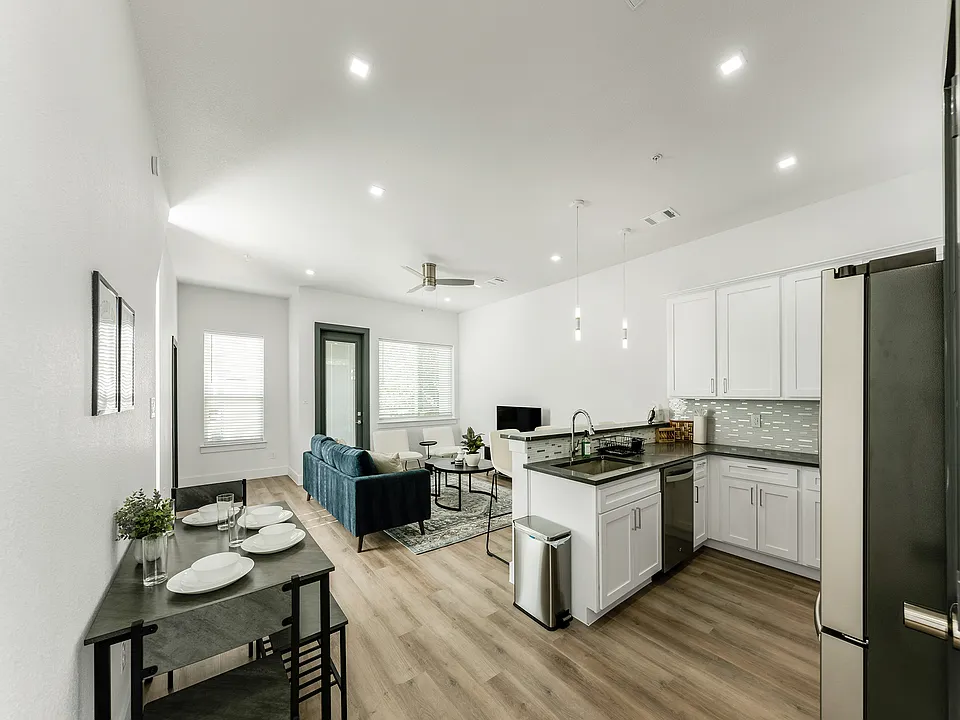 1004 Travis Ave #112