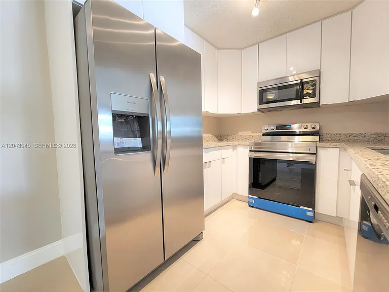 251 Palm Cir W #204 — Photo 7