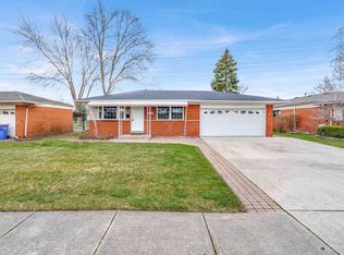 27161 Huntington Dr, Warren, MI 48088