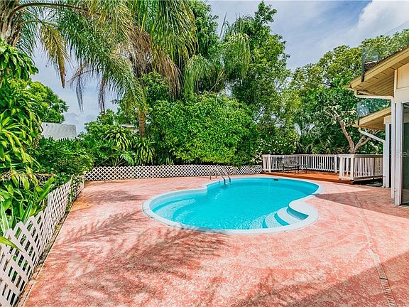 4th image of 1060 Persimmon Dr