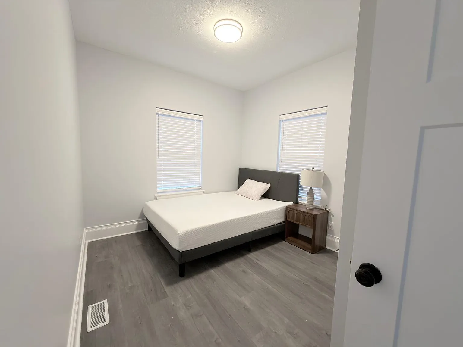 4 bed, 4.0 bath, 2570 sqft, $940 — Photo 1