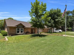 2111 Castle Oaks Dr, Arlington, TX 76012