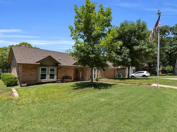 2111 Castle Oaks Dr, Arlington, TX 76012