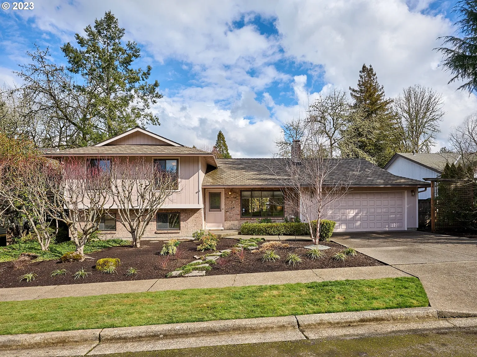 7700 SW Everett Pl photo 1