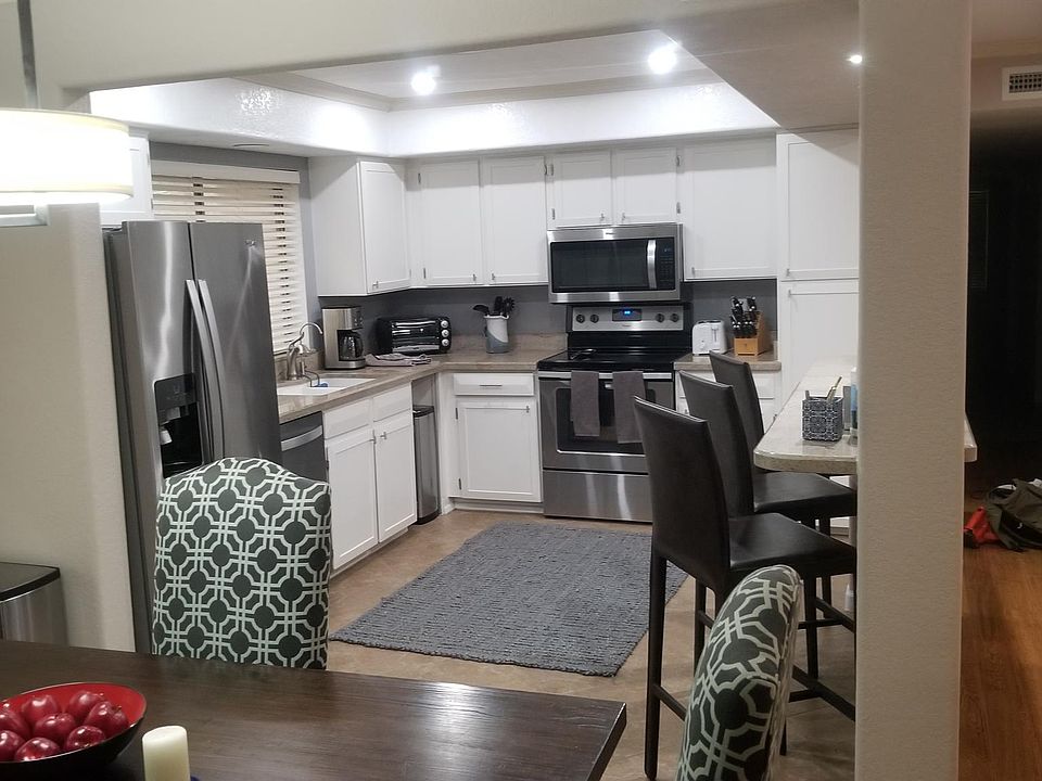 Kitchen with Breakfast Bar