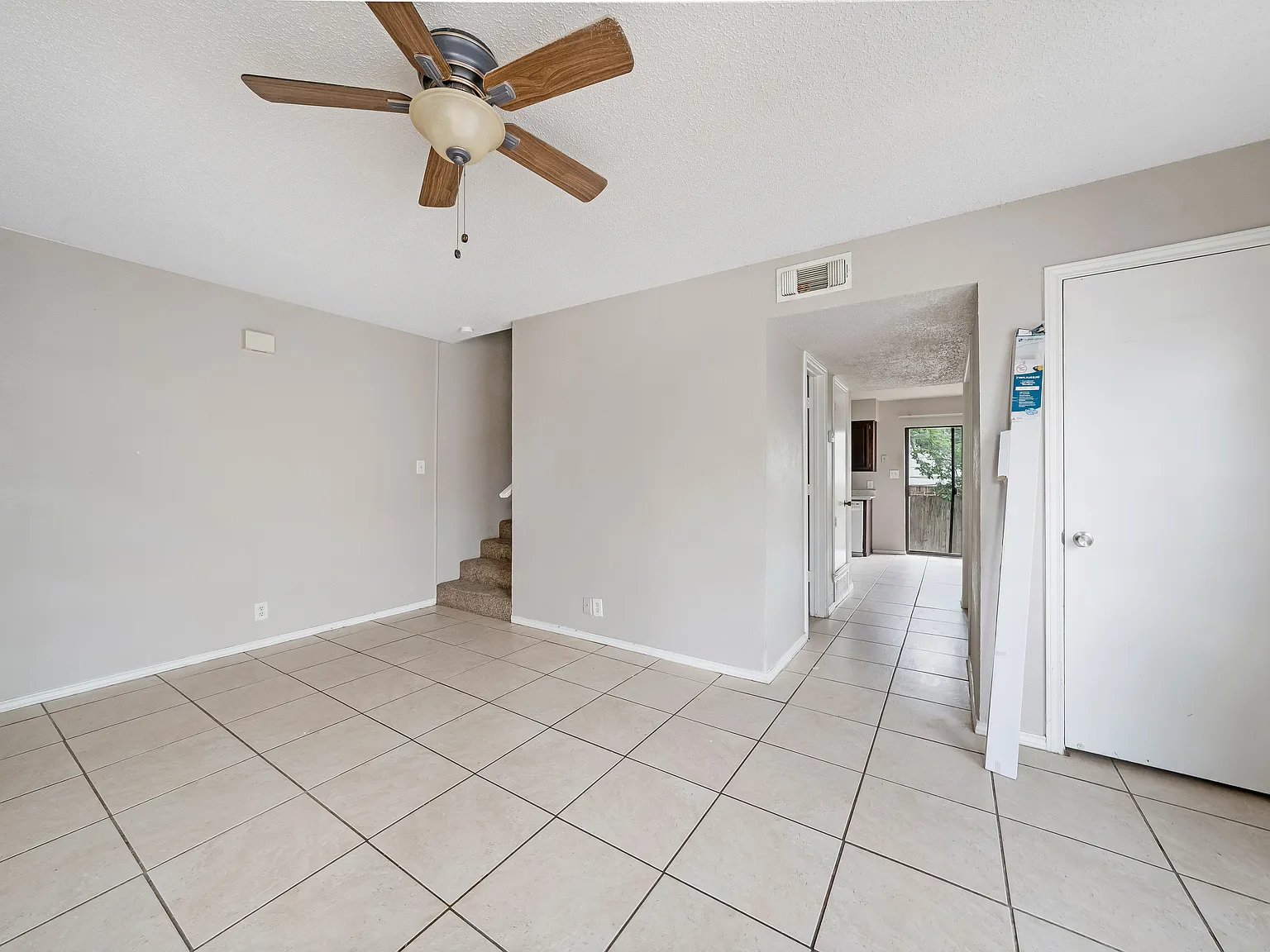 2 bed, 1.5 bath, 2304 sqft, $1,400 — Photo 4