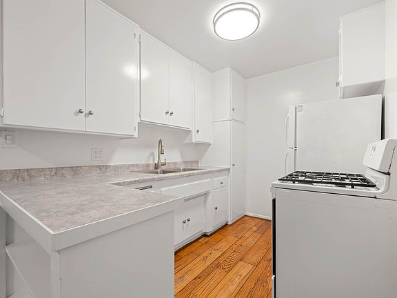 2nd image of 218 1/2 S Gale Dr #2