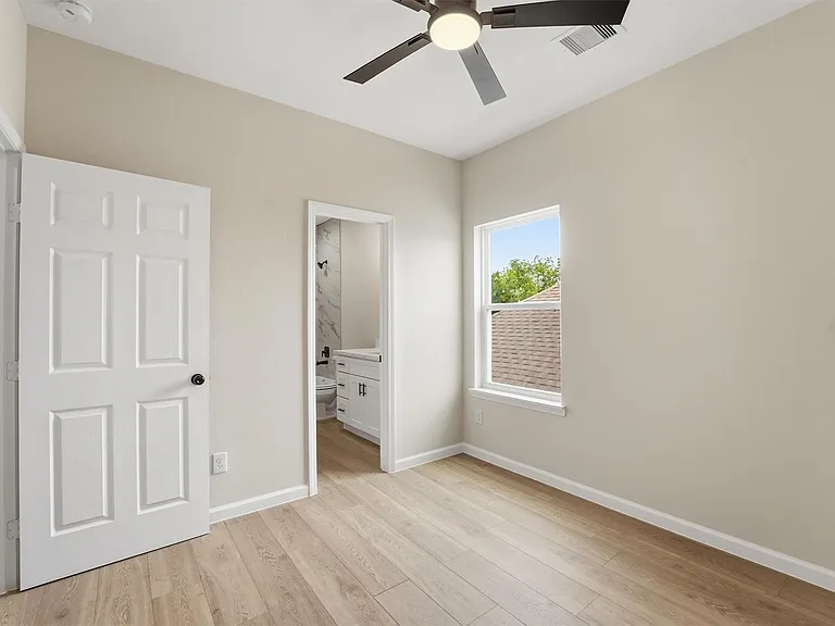 4354 Clover St #B — Photo 15