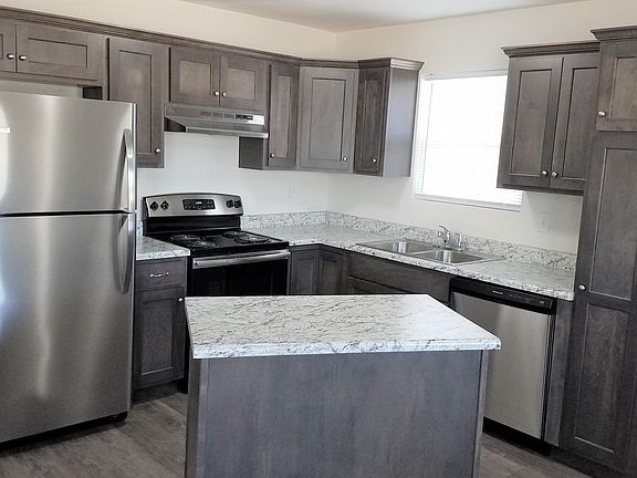 KITCHEN W/ ISLAND