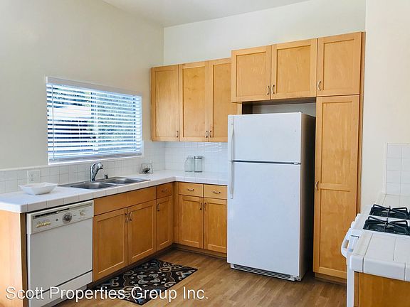 3rd image of 812 Westmount Dr APT 12