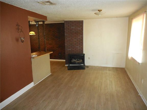 3rd image of 1924 Cherry Ln