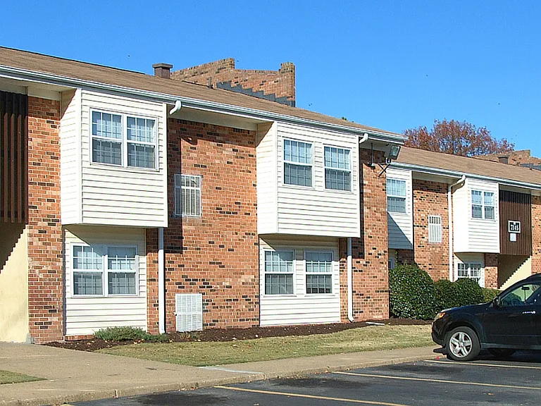 Berkley Square Apartments — Photo 3