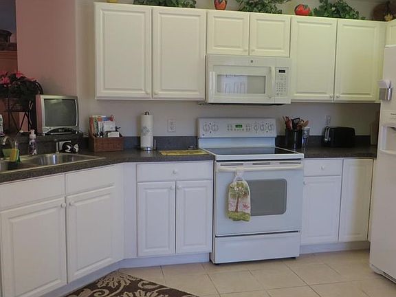 Eat-In windowed kitchen including all appliances