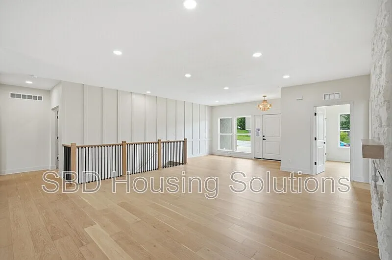 4 bed, 3.5 bath, 4012 sqft, $4,300 — Photo 2