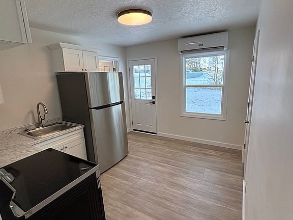 5th image of 904 E Blythe St #2