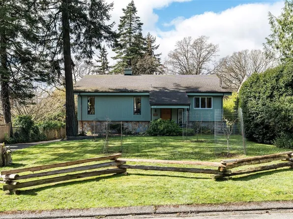 877 Kindersley Rd, Esquimalt, BC V9A 4N1