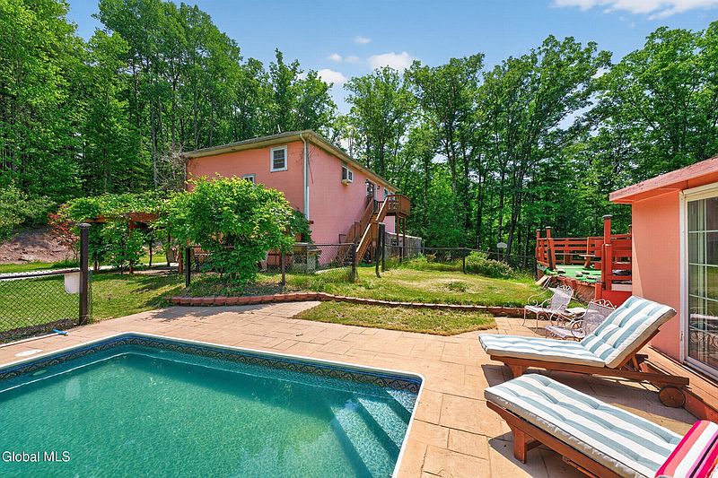 4th image of 25 Hawthorne Hill Road