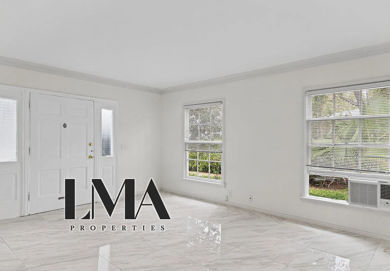 136 S Roxbury Dr — Photo 1
