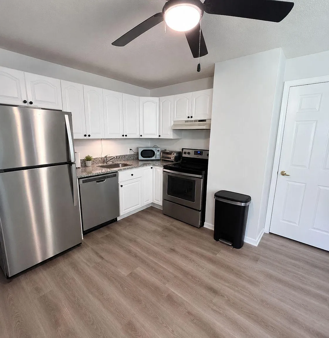 2 bed, 1.0 bath, 4060 sqft, $1,507 — Photo 3
