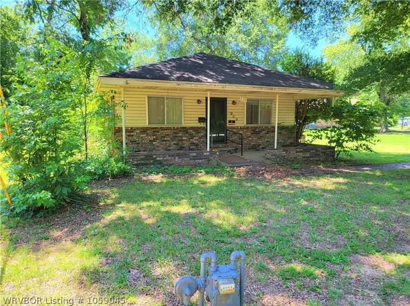 909 W Buchanan St, Clarksville, AR 72830
