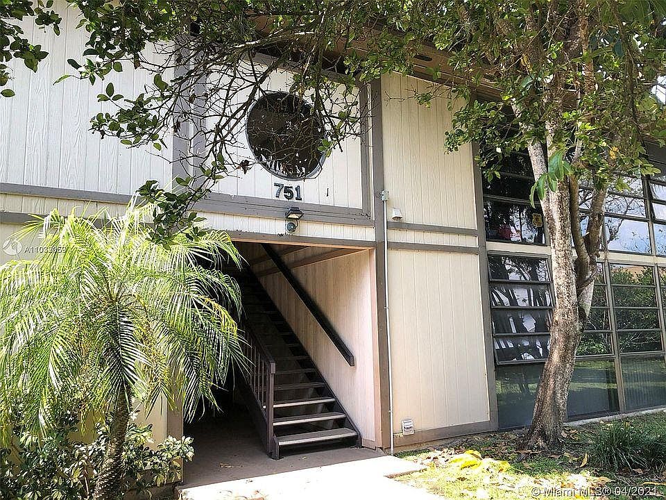 1st image of 815 NE 199th St