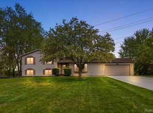 1081 Eagle Nest Dr, Rochester, MI 48306