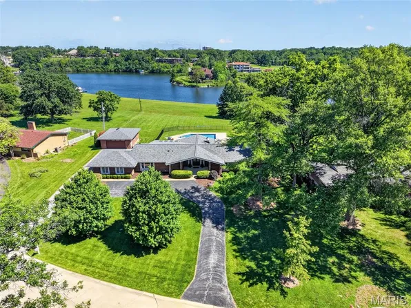 11601 Lakeshore Dr, Saint Louis, MO 63141