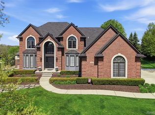 668 Springview Dr, Rochester, MI 48307
