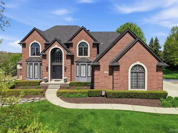 668 Springview Dr, Rochester, MI 48307