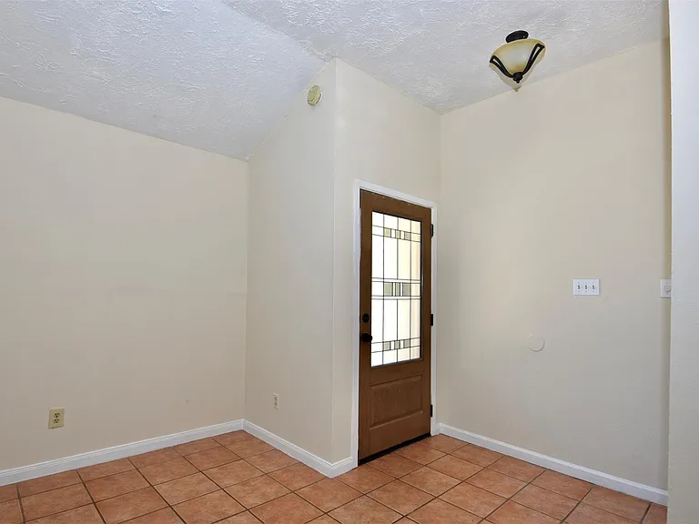 16222 Queensdale Dr — Photo 9