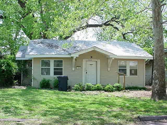 1st image of 828 NW 35th St