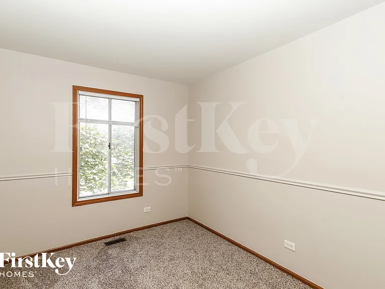 1045 Camden Ln — Photo 14