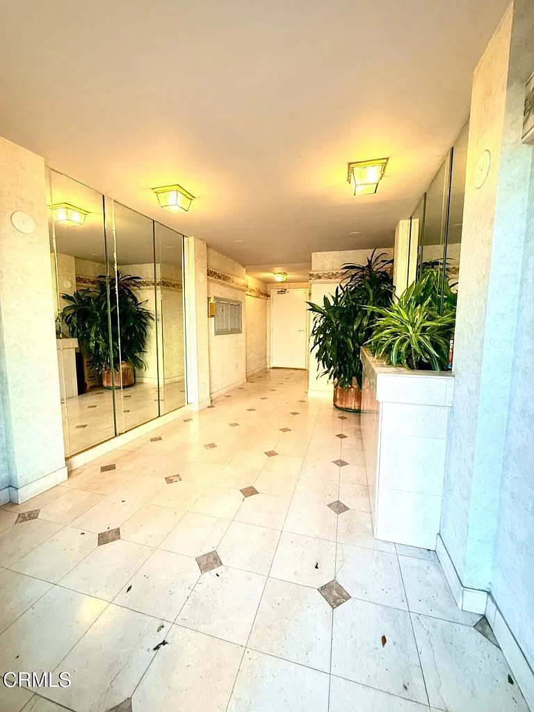 3 bed, 3.0 bath, 1500 sqft, $4,250 — Photo 2