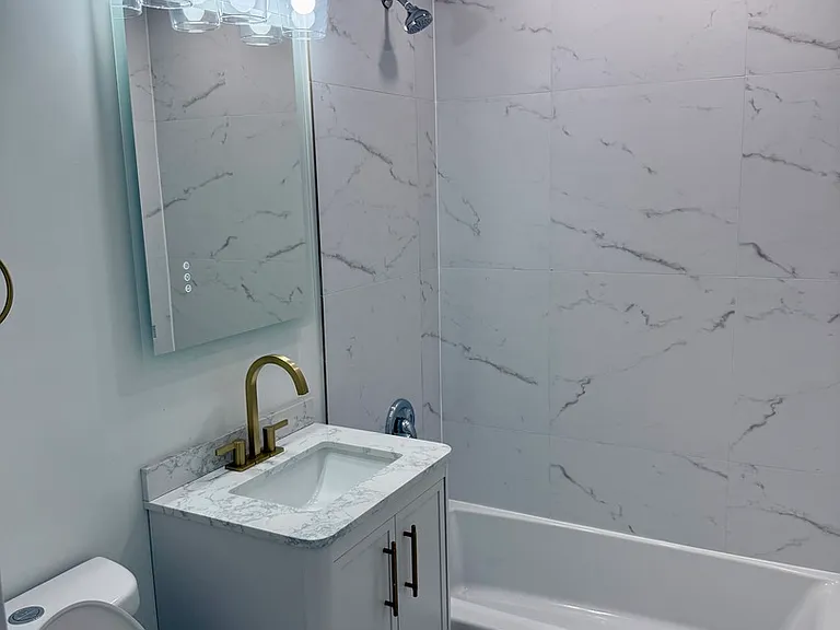 255 E Oak St #10 — Photo 5