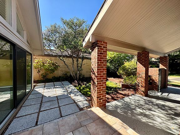 3rd image of 110 Fox Glen Cir