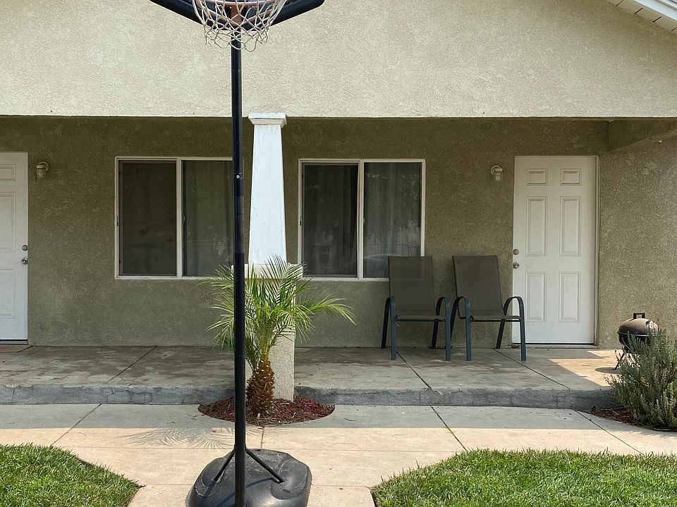 1180 is the Home on the LEFT Not the Right. Please do NOT walk onto property or disturb Tenants. Drive around. Its a nice and Friendly 
neighborhood.