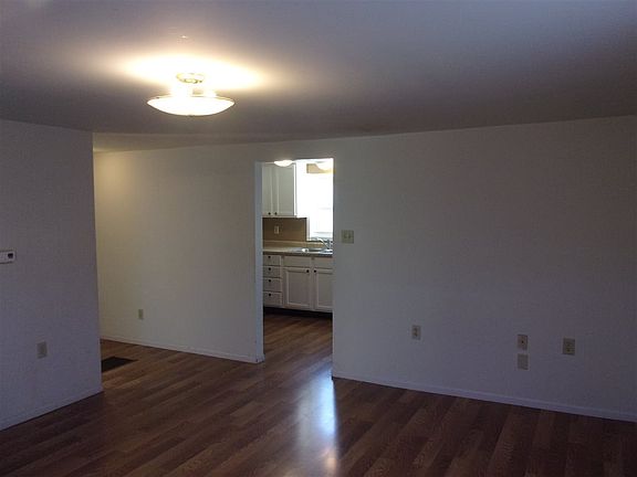 3rd image of 806 W 11th St