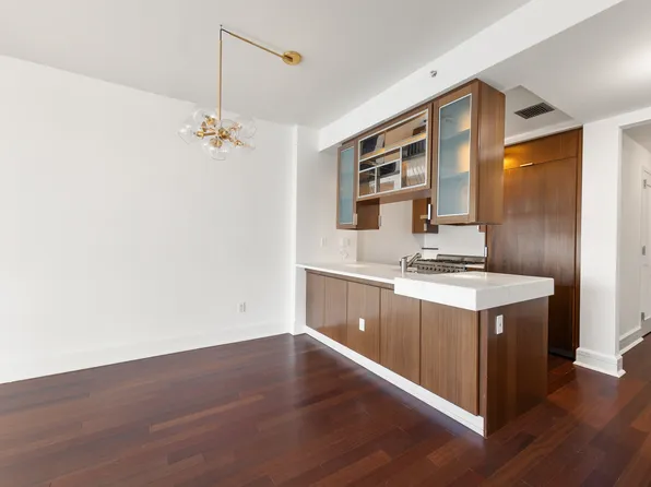 60 Riverside Boulevard image 8 of 22