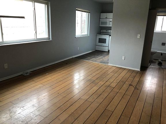 3rd image of 745 Oak St