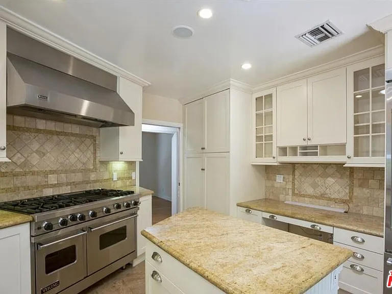 530 Westmount Dr — Photo 10
