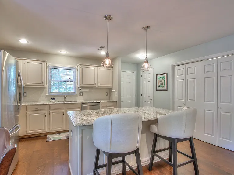 3321 Lealand Ln — Photo 4