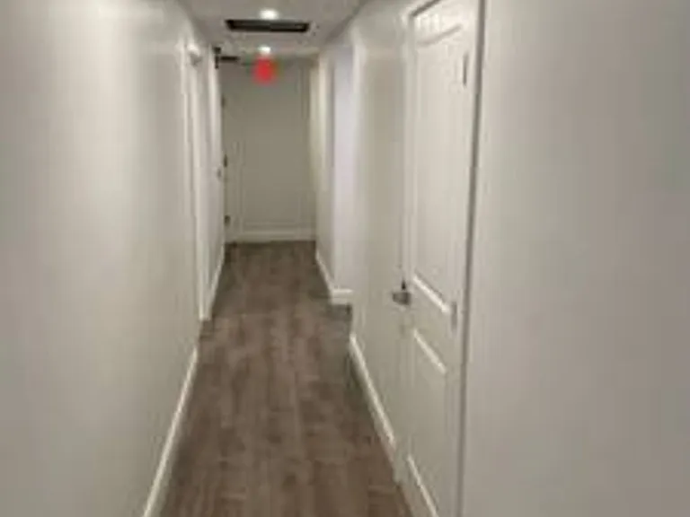 CORPORATE EXECUTIVE HOUSING — Photo 23