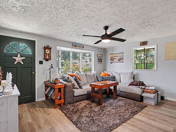 3rd image of 484 Cardinal Ct