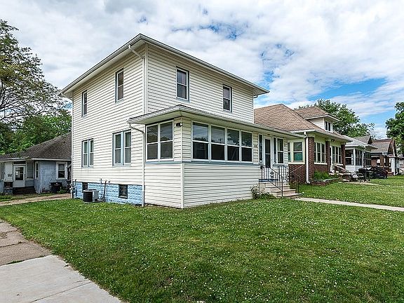 2nd image of 1001 16th Ave
