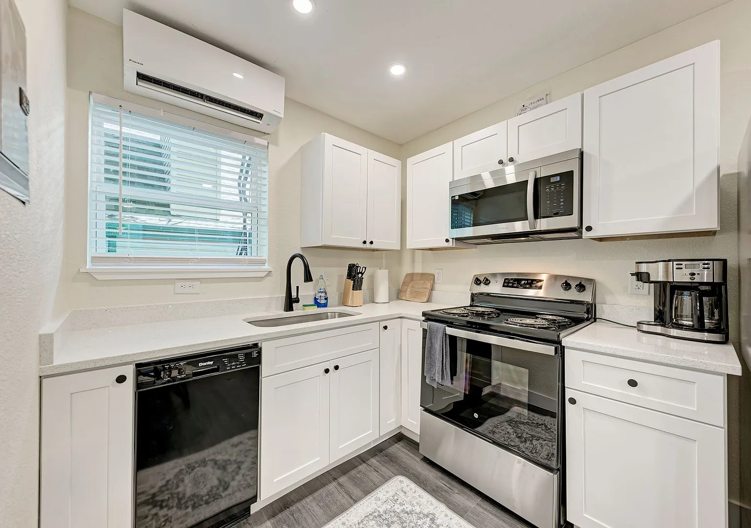 For Lease Fully Furnished Studio Near UT — Photo 2