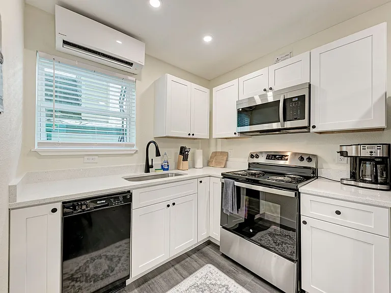 2302 Leon St #10 — Photo 2